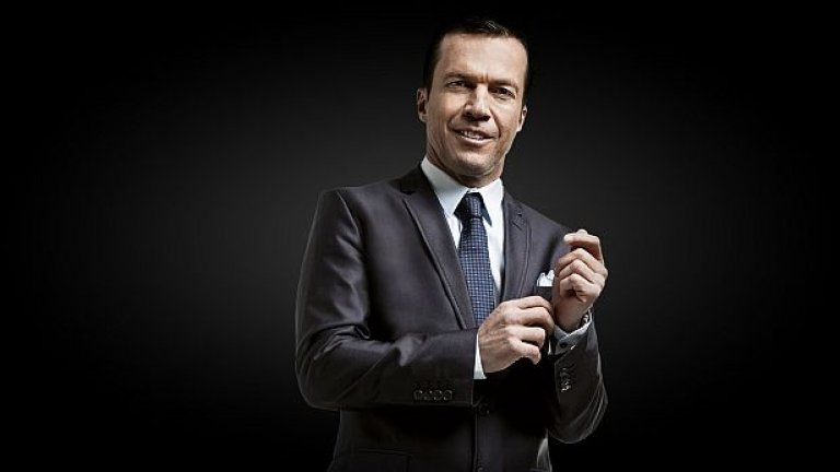 Матеус изглежда като потомствен аристократ. Един футболен принц без трон, който да наследи, и който все още не може да разбере, че времето на монархиите отмина...