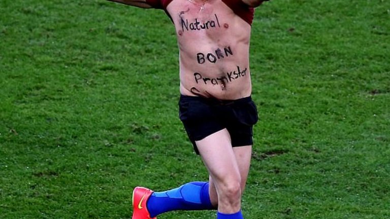 Самият Здоровецкий има история с нахлуване на терена, като прекъсна за кратко финала между Германия и Аржентина на Мондиал 2014.

