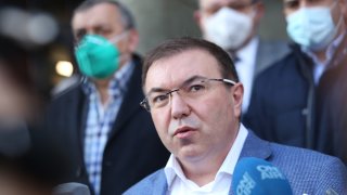 Учениците се връщат по класните стаи с график, заведенията приемат посетители с вечерен час