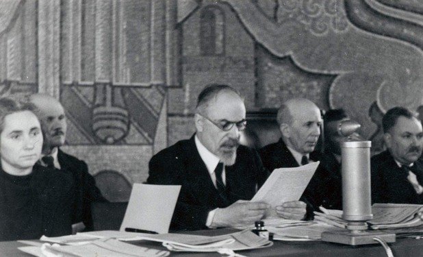 Първи състав на Народния съд в София. Отляво надясно: Вера Начева, Стефан Манов, председателят Богдан Шулев