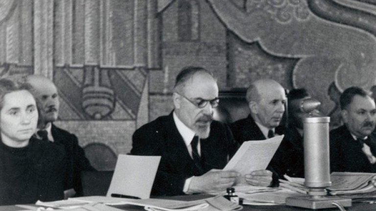 Първи състав на Народния съд в София. Отляво надясно: Вера Начева, Стефан Манов, председателят Богдан Шулев
