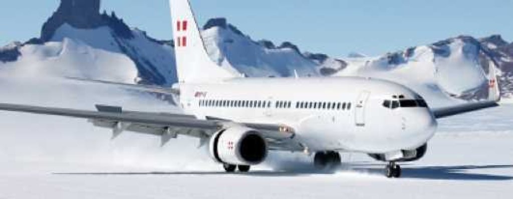 boeing-737-antarctica-landing-2