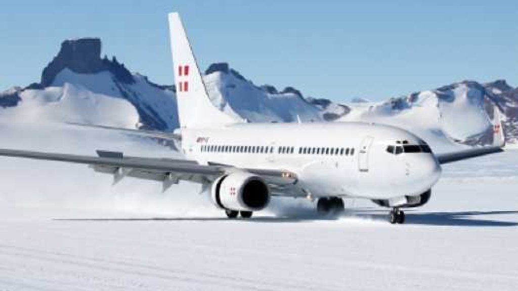 boeing-737-antarctica-landing-2