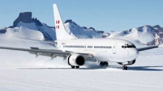 boeing-737-antarctica-landing-2