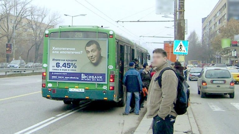 В българските автобуси вместо седалки за любов слагат реклами