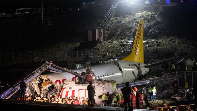 Три са жертвите на разцепилия се в Истанбул самолет