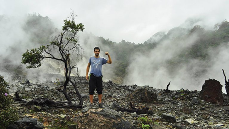 Това е Николай, а това около него е Индонезия