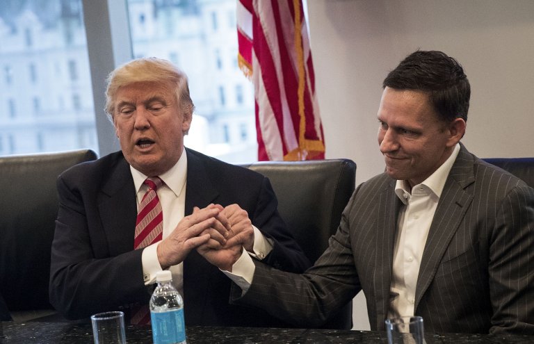 Питър Тийл в Белия дом по време на първия мандат на Доналд Тръмп като президент на САЩ.