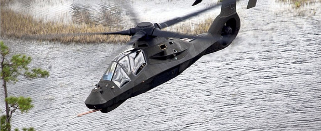  15. Стелт вертолетът


През 80-те години на миналия век Пентагонът желае да получи боен вертолет, който да може да остава незабелязан на бойното поле. От машината се иска не само да е труднозабележима за противниковите радари, но и да е значително по-малка, безшумна и да излъчва по-малко топлина.

През 1991 г. съвместното предприятие между Boeing и Sikorsky е избрано да създаде машината, която получава името RAH-66 Comanche. Пет години по-късно вертолетът полита за първи път и поразява с авангардния си вид. 

Изпитанията на тихия черен вертолет, които текат в различни краища на САЩ, пораждат не една и две конспиративни теории. През февруари 2004 г. обаче програмата е прекратена, защото войните в Ирак и Афганистан показват, че въоръжените сили на САЩ имат нужда от нещо напълно различно.

