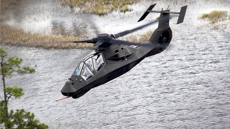  15. Стелт вертолетът


През 80-те години на миналия век Пентагонът желае да получи боен вертолет, който да може да остава незабелязан на бойното поле. От машината се иска не само да е труднозабележима за противниковите радари, но и да е значително по-малка, безшумна и да излъчва по-малко топлина.

През 1991 г. съвместното предприятие между Boeing и Sikorsky е избрано да създаде машината, която получава името RAH-66 Comanche. Пет години по-късно вертолетът полита за първи път и поразява с авангардния си вид. 

Изпитанията на тихия черен вертолет, които текат в различни краища на САЩ, пораждат не една и две конспиративни теории. През февруари 2004 г. обаче програмата е прекратена, защото войните в Ирак и Афганистан показват, че въоръжените сили на САЩ имат нужда от нещо напълно различно.
