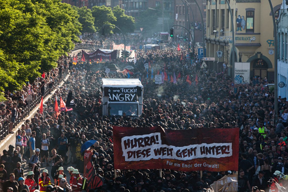 Тълпата издигна лозунги срещу капитализма и призова за глобална революция