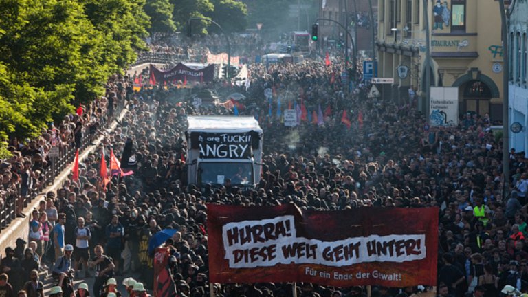 Тълпата издигна лозунги срещу капитализма и призова за глобална революция