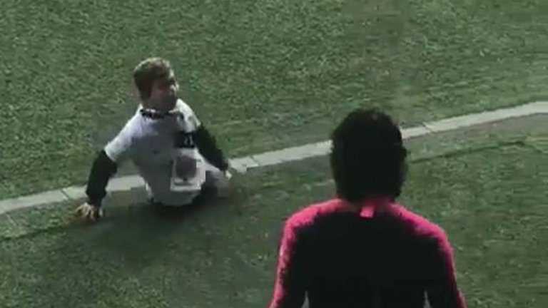 Трогателният момент е бил уловен, а след това видеото се появи в официалната страница на Кавани в Instagram.