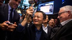 Джак Ма стана най-богатият човек в Китай, след като компанията му Alibaba постигна рекорден успех при първичното публично предлагане на акции на борсата в Ню Йорк.