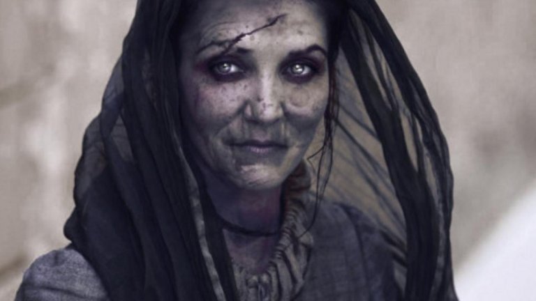 Лейди Каменно сърце
Ако сте гледали само сериала, без да четете книгите, то няма как да знаете за съществуването на тази героиня. Съдбата на лейди Кейтлин Старк не приключва с Червената сватба. Вместо това, Фрей хвърлят тялото й в реката, което плава три дни, преди да бъде намерено от лорд Берик Дондарион, който настоява червения жрец Торос Мирски да й върне живота. Торос отказва, защото тялото на Кейтлин вече се разлага, но Берик заменя своя живот за нейния. Така се съживява Лейди Каменно сърце, чиято кожа пада от страните й, а заради прерязаното гърло не може да говори. Тя повежда Братството на Берик срещу фамилиите Ланистър и Фрей.