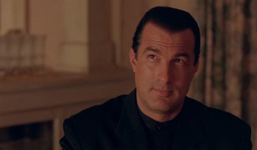 Стивън Сегал
Няма как тук да не присъства човекът, който има много голяма заслуга за популяризирането на японското айкидо в световен мащаб. Сегал още като младеж се озовава в Япония и там среща своята първа съпруга, чийто баща по стечение на обстоятелствата се оказва известен майстор на айкидо.
Когато се връща обратно в САЩ Сегал вече е достатъчно добър, така че да открие свое собствено доджо не къде да е, а в Холивуд. Там уменията му са забелязани, а предложенията за роли в киното не закъсняват, като в следващите години той се превръща в една от най-разпознаваемите екшън звезди.