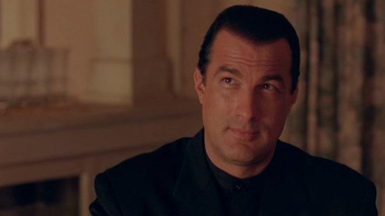 Стивън Сегал
Няма как тук да не присъства човекът, който има много голяма заслуга за популяризирането на японското айкидо в световен мащаб. Сегал още като младеж се озовава в Япония и там среща своята първа съпруга, чийто баща по стечение на обстоятелствата се оказва известен майстор на айкидо.
Когато се връща обратно в САЩ Сегал вече е достатъчно добър, така че да открие свое собствено доджо не къде да е, а в Холивуд. Там уменията му са забелязани, а предложенията за роли в киното не закъсняват, като в следващите години той се превръща в една от най-разпознаваемите екшън звезди.