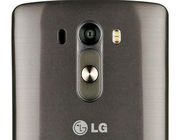 LG G4

Вероятно най-малко вероятният кандидат за представяне на MWC, LG G4 трябва наистина да е превъзходен: и G2, и G3 бяха блестящи смартфони, но както винаги, ожесточената конкуренция означава, че LG трябва да продължават с иновациите, за да не изгубят имиджа си.

Като дизайн, твърде вероятно който и да е нов флагмански телефон на LG ще включва бутона за включване и бутоните за регулиране на звука на гърба. LG вярват, че това е естественото място, където трябва да се намират пръстите, когато телефонът се държи в ръка; и според нас това е сполучливо решение.

G3 използваше пластмасов корпус, но той създаваше усещането за полиран метал. LG може да изберат да последват примера на HTC One (M8) и iPhone 6 и да заложат на изцяло метална конструкция. Като алтернатива, те може да използват същата технология за "самопоправяне", която видяхме в G Flex 2.

Подобно на другите флагмани на 2015 в този списък, G4 вероятно ще включва чипсет Qualcomm Snapdragon 810 и 3GB of RAM.

G3 беше един от първите телефони на пазара със свръх-рязък 2K екран. Ако се вярва на скорошен скрийншот, публикуван от MyLG, G4 ще увеличи резолюцията до 2880 x 1620 (нищо чудно да видим "3K" в маркетинговите материали...).

Според другите слухове G4 ще включва по-малък екран отпреди - 5.3 инча, който ще дава гъстота на пикселите 624 ppi - двойно повече от Retina дисплея на iPhone 6.

LG се очаква да запазят камерата си с лазерен автофокус и в G4, но съществува вероятност тя да е с увеличена резолюция - 16MP вместо 13MP. Камерата в G3 и сега е доста добра, така че един ъпдейт би превърнал G4 в телефон с крайно впечатляваща камера.