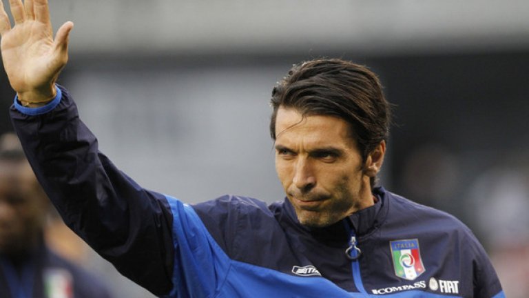 Буфон с фибичките му направо подлуди света. Но играчът, който най-много прилича на Кларк Кент - Супермен, и преди случката имаше невероятна популярност сред жените по света.