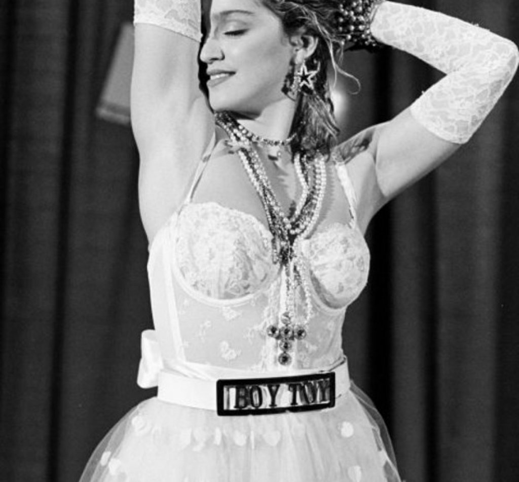 През 1984-та Мадона е новоизгряваща звезда, на която е даден шанс да изпълни песента си "Like a Virgin" по време на раздаването на музикалните награди на MTV. С бял топ, оперетни ръкавици, ламбада пола и колан, на който пише "boy toy", тя втрещява абсолютно всички. И въпреки че тогава доста хора решават, че кариерата й е приключила, още преди да започне, четири десетилетия по-късно е иронично ясно колко се е объркало тогава "общественото мнение".