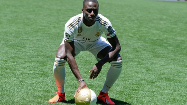 10. Ферлан Менди – от Олимпик Лион в Реал Мадрид, 48 млн. евро
Първият от четиримата нови в Реал. Менди ще трябва да замени неубедителния през миналия сезон Марсело, а от това, което показваше в Лион, изглежда, че задачата ще е по силите му.