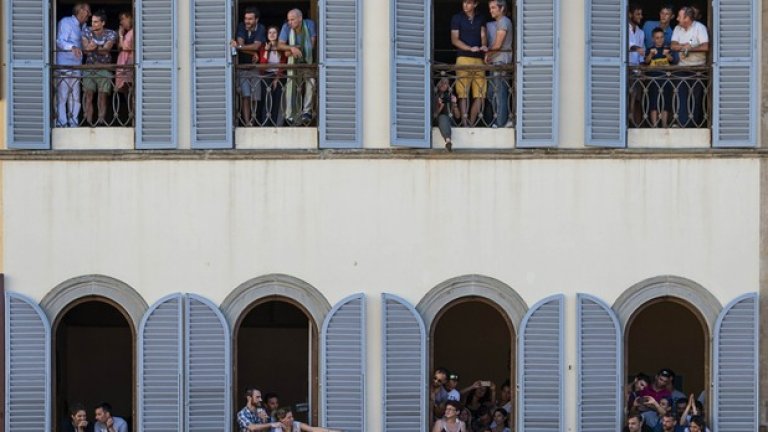 Зрителите наблюдават бруталните действия на терена от балконите.