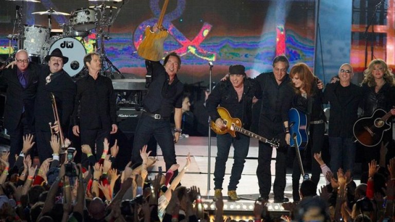 6. 2009 г., Шефът
Така наричат Брус Спрингстийн, а след това шоу дори и един човек не би задал въпроса "защо".
В края на изпълненията си Брус се плъзна по колене на сцената, като се блъсна в оператор и го събори.
Рокенрол, човече! Случва се!