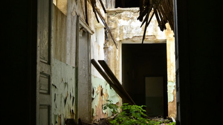 Достъпът до последния етаж е силно затруднен заради срутения покрив и прогнилия под, пронизан от корените на поникналите в него дръвчета