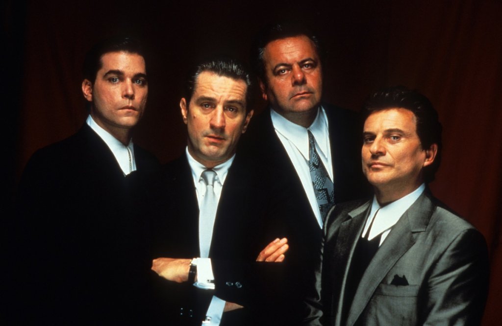 Goodfellas / "Добри момчета"  
След като миналата година "Ирландецът" беше сред фаворитите на наградите "Оскар", си заслужава да си припомним един друг от шедьоврите на Мартин Скорсезе - "Добри момчета". Филмът е по действителната биография на Хенри Хил, гангстер от предградията на Ню Йорк. Но по-важното е, че той е една своеобразна дисекция на американската мафия от втората половина на XX век - с възходи и падения, отмъщения и амбиция, но представен по изключително човешки начин. И, разбира се, с гениалната игра на Робърт де Ниро, Рей Лиота и Джо Пеши. Ако "Добри момчета" не ви стига, в Netflix има още "Кръстникът", "Ирландецът", "Дони Браско", "Белязаният" и редица други мафиотски филми.