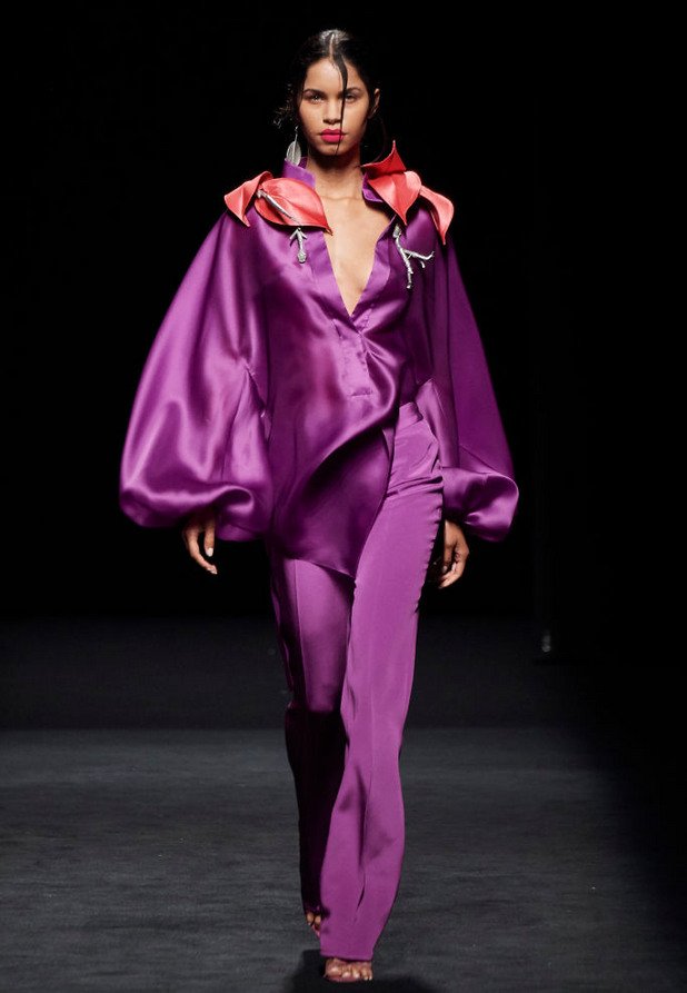 Компот от грозде (Grape Compote)
Това е нюансът на лилавото, който се очаква да преобладава тази пролет и виждахме често по време на дефилетата на модните седмици. 

Модел от колекцията пролет/лято на Marcos Luengo, представена през юли 2019 г. на модната седмица на Mercedes Benz.