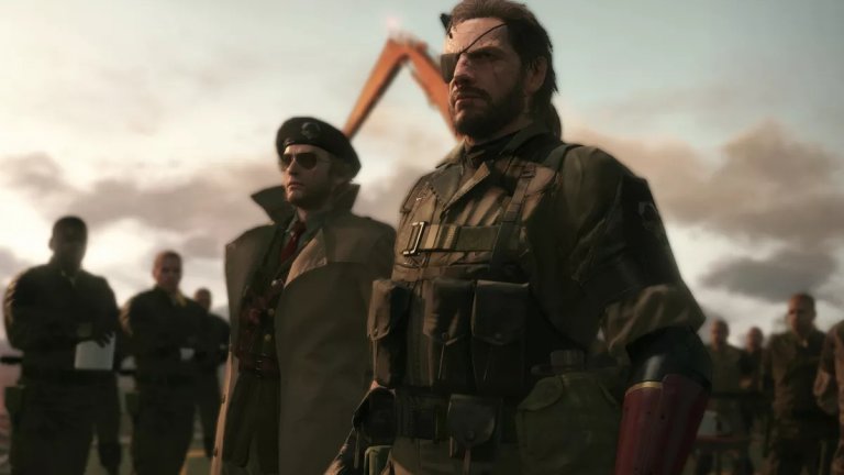 Metal Gear Solid V: Phantom PainДостъпна за: PC, PlayStation 3/4, Xbox 360/One
Phantom Pain е последното заглавие, което легендарният Хидео Коджима разработи за Konammi, преди официално да се разделят. Още тук трябва да отбележим, че играта не е завършена и програмистите са били принудени да оставят края отворен. Пригответе се за завръщането на Снейк в отворения свят на Афганистан, Ангола и Заир. Забравете всичко, което знаете за стелт игрите, тук няма да ви свърши особена работа. Коджима е надминал себе в създаването на изцяло нов свят, предизвикателен изкуствен интелект и възможността да се изправите срещу цялата Съветска армия. Разбира се, компания ще ви правят и свръхестествени същества, които няма да се предадат толкова лесно с няколко изстрела. 
Пригответе се за близки срещи с някои герои от предишните части, както и за много часове в лутане и напрежение. Последното е гарантирано в следващите седмици на игра. Снейк може да управлява всяко срещнато превозно средство, може да язди кон и да опитоми афгански вълк за компания през дългите мисии. Афганистанската природа ще ви се стори изключително китна, но няма да имате време да ѝ се насладите. През по-голямата част от времето ще се налага да бъдете невидим за света. И трябва да отбележим: Phantom Pain не е разходка в парка и определено не се препоръчва на хора, които не са запознати с поредицата.