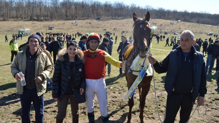Десислава Атанасова не се престраши да се качи на коня, но е в пълна жокейска униформа