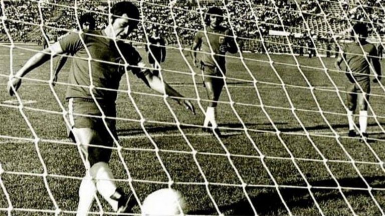 Капитанът Франсиско Валдес отбелязва гола, който класира Чили на Мондиал 1974

