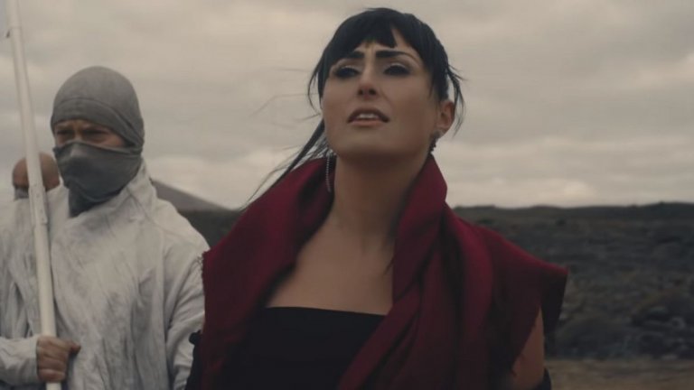 Within Temptation (Шарън дел Адел) - What Have You Done
Гласовите възможности на Шарън й отварят вратите към какви ли не жанрове, но трябва да се радваме, че тя се е посветила на метъла и години наред вее флага на жените в жанра с бандата Within Temptation. Без да подценяваме новите им парчета, този път се спряхме на любима песен от архивите (толкова стара, че гост вокалистът вече също е жена след операция за смяна на пола...).