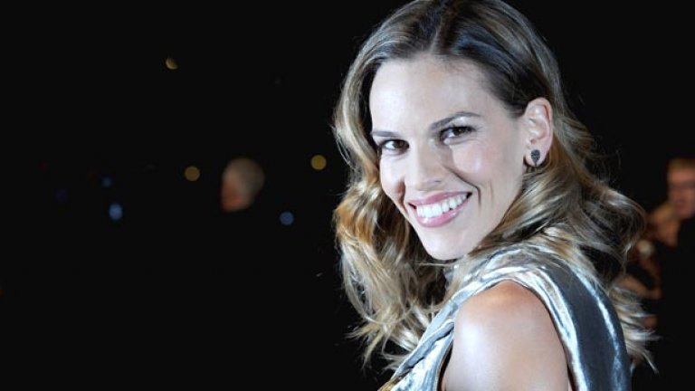 "Не можеш да си позволиш особена свобода в разказването на сюжета.", казва Хилари Суонк за изиграването на персонаж на база реален човек.