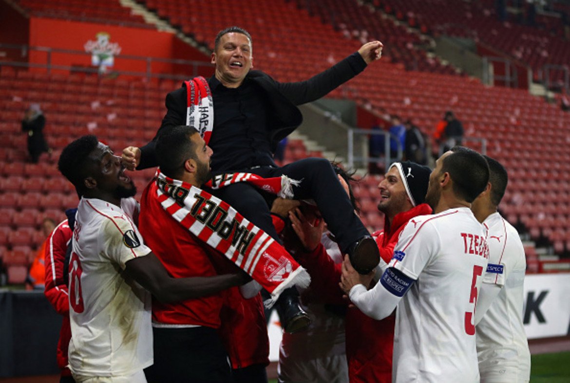 Треньорът Бакар Барак в прегръдките на футболистите си след равенството 1:1 срещу Саутхемптън в последния мач от групите на Лига Европа миналия сезон, благодарение на което Беер Шева се класира напред