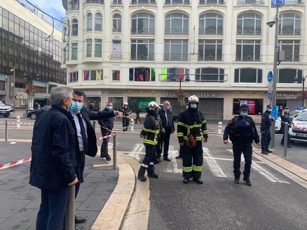 Трима загинали при терористична атака край базилика в Ница