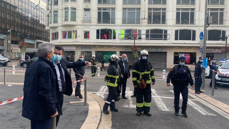 Трима загинали при терористична атака край базилика в Ница