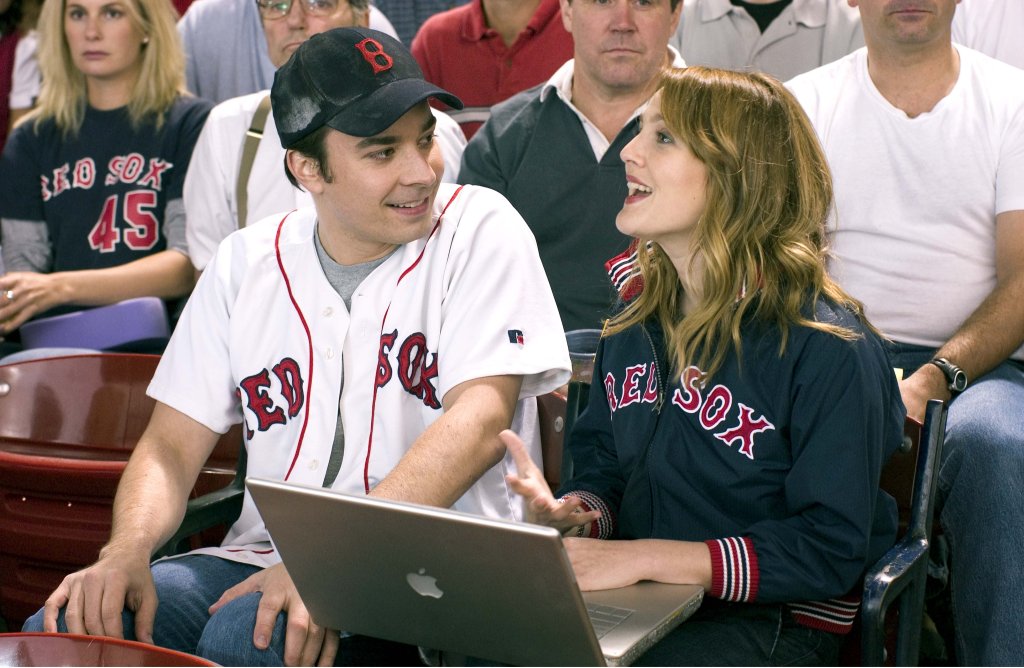 \"Момиче за един сезон\" (Fever Pitch, 2005)
Ето това е един от онези примери, в които само заглавието е еднакво. Филмът е базиран на мемоарите на Ник Хорнби: Fever Pitch: A Fan\'s Life. В лентата обаче е проследена историята на Бен, който се запозна