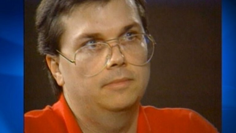 Марк Дейвид Чапман - убиецът на Джон Ленън
Когато на 8 декември 1980 г. Джон Ленън дава автограф на смутено изглеждащ фен, той едва ли осъзнава, че малко по-късно същият този мъж ще го застреля с пет куршума. Марк Дейвид Чапман прави именно това. Той споделя, че книгата "Спасителят в ръжта" го е вдъхновила и мотивирала да извърши убийството. 
Пред съда признава, че решил да убие идола си, тъй като бил почти полудял от самота, а гласовете, които чувал "отгоре" му нашепвали да стреля. В момента той излежава доживотната си присъда в "Атика", един от най-строго охраняваните затвори в САЩ, където от съображения за сигурност живее отделен от другите затворници. Досега на няколко пъти той подава молба за предсрочно освобождаване, но съдът е непреклонен и Марк Дейвид Чапман остава в затвора.