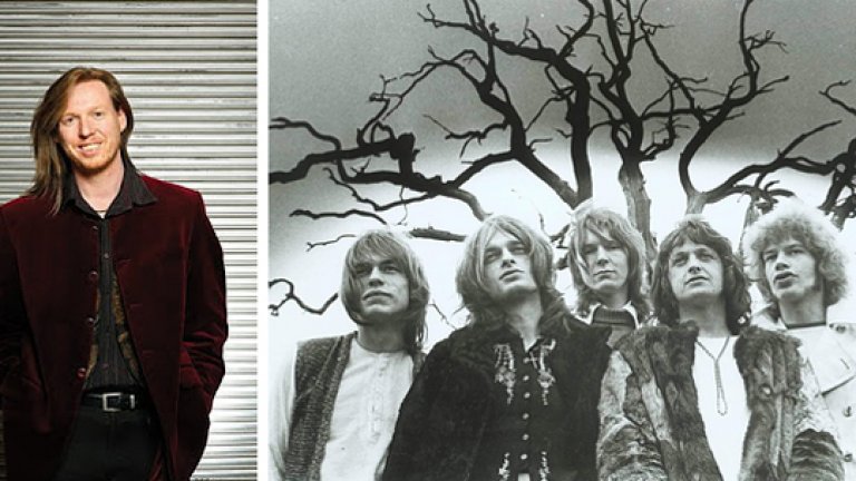 Рик Уейкман (вторият отляво надясно) едва ли е подозирал, че един ден ще отстъпи клавирите в Yes на сина си