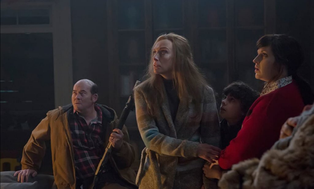 "Коледа по дяволите"
За тези, които не познават баварския фолклор, Крампус е немският анти-Дядо Коледа - рогато чудовище, което бие лошите деца, преди да ги вземе със себе си в Ада. Героят е и централна фигура на хоръра "Коледа по дяволите", който съчетава ужаса със смеха, без да има и следа от коледни клишета.