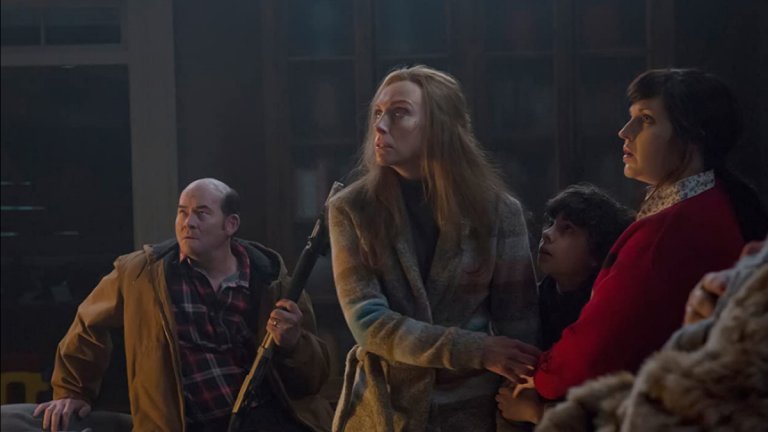 "Коледа по дяволите"
За тези, които не познават баварския фолклор, Крампус е немският анти-Дядо Коледа - рогато чудовище, което бие лошите деца, преди да ги вземе със себе си в Ада. Героят е и централна фигура на хоръра "Коледа по дяволите", който съчетава ужаса със смеха, без да има и следа от коледни клишета.