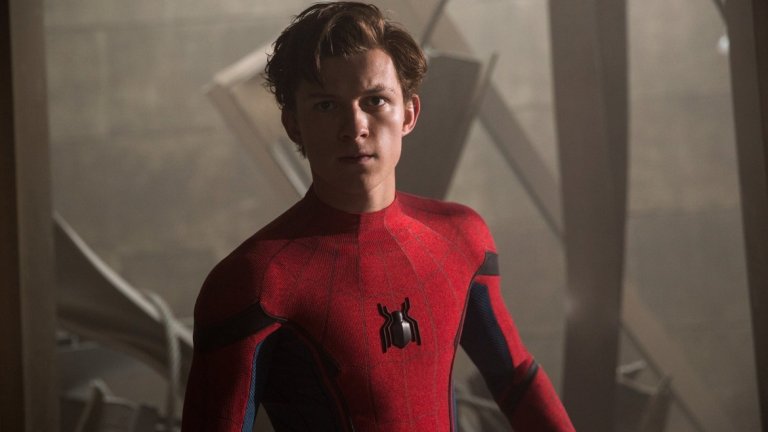 Спайдър-мен: Завръщане у дома/ Spiderman: Homecoming 
Историята тук е до голяма степен позната на зрителя – Питър Паркър е гимназист с алтер-егото на супергероя Спайдърмен. Той се завръща да живее при леля си Мей в опит да заживее отново нормално след преживяването му в "Отмъстителите". Когато обаче на хоризонта се появява нов злодей, цялата ситуация за Паркър се променя. Мнозина определят "Завръщане у дома" като най-добрия филм за Човека-паяк.