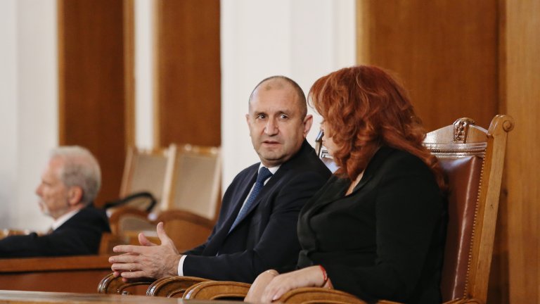 Един подреден парламент и един доволен президент.