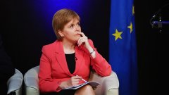 Първият министър на Шотландия Никола Стърджън иска избор между Брекзит и бъдеще за Шотландия като "независима европейска нация".
