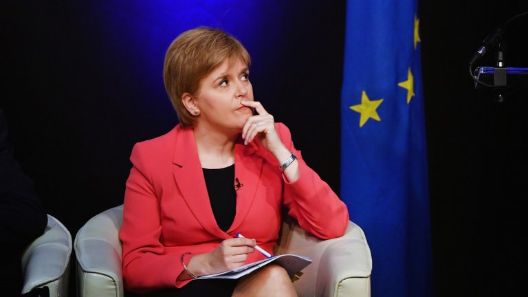 Първият министър на Шотландия Никола Стърджън иска избор между Брекзит и бъдеще за Шотландия като "независима европейска нация".