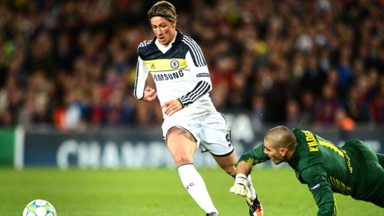 3. Фернандо Торес – от Ливърпул в Челси, 50 млн. паунда
На днешния пазар 50 млн. паунда не изглеждат много, но през 2011-а си бяха астрономическа сума. Испанецът, който наскоро сложи край на кариерата си ще остане в историята като един от най-добрите нападатели, но не и от времето си в Челси. На Торес му отне четири месеца, за да вкара първия си гол за „сините“. Въпреки че вкара 45 попадения в 172-та си мача за Челси, от Торес се очакваше много повече.