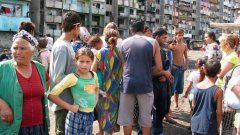 Във Франция, повече от 150 роми в община Ла Курнев бяха принудително изселени от техните домове през август