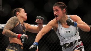 Шокът на годината: Най-добрата в UFC бе удушена пред съпругата си. Новата шампионка се обяви за "най-опасната майка"